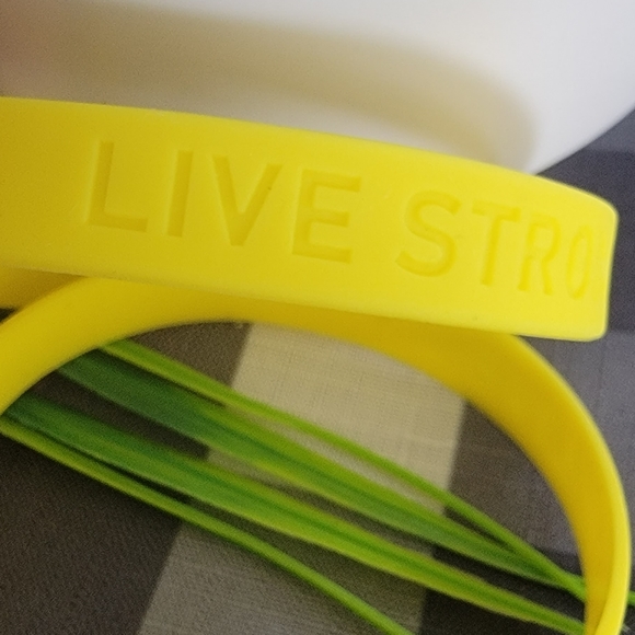 Set 2 LIVE STRONG Yellow Bracelets LIVESTRONG Bracelet Bangle Wristband Nike - Picture 3 of 4